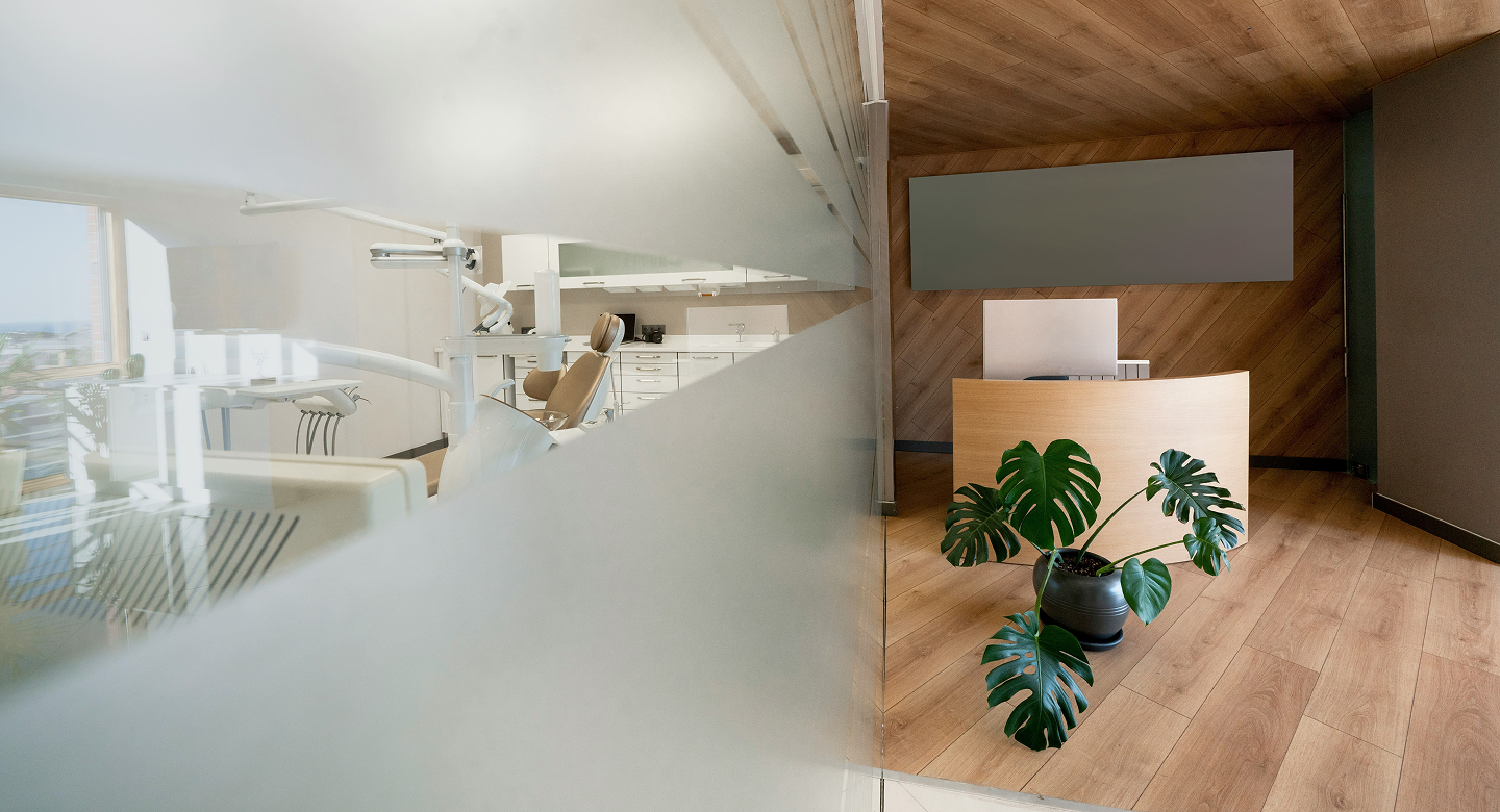 歯科医院の受付と待合室